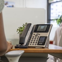 HP Poly Edge E400 IP-telefoon met PoE-ondersteuning-3