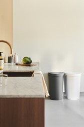 Afvalbak Plast Team 45 liter 338x311x635mm met deksel grijs-3