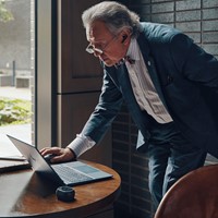 HP Poly Voyager Free 60+ UC Carbon Black Earbuds + BT700 USB-A-adapter + oplaadcase met touchscreen-3