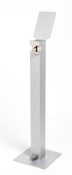 Desinfectiezuil Velsen met voetbediening en display, kleur aluminium, met navulbare, lege pompdispenser van 450ml.